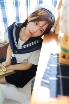 强行扒开女同学双腿玩弄